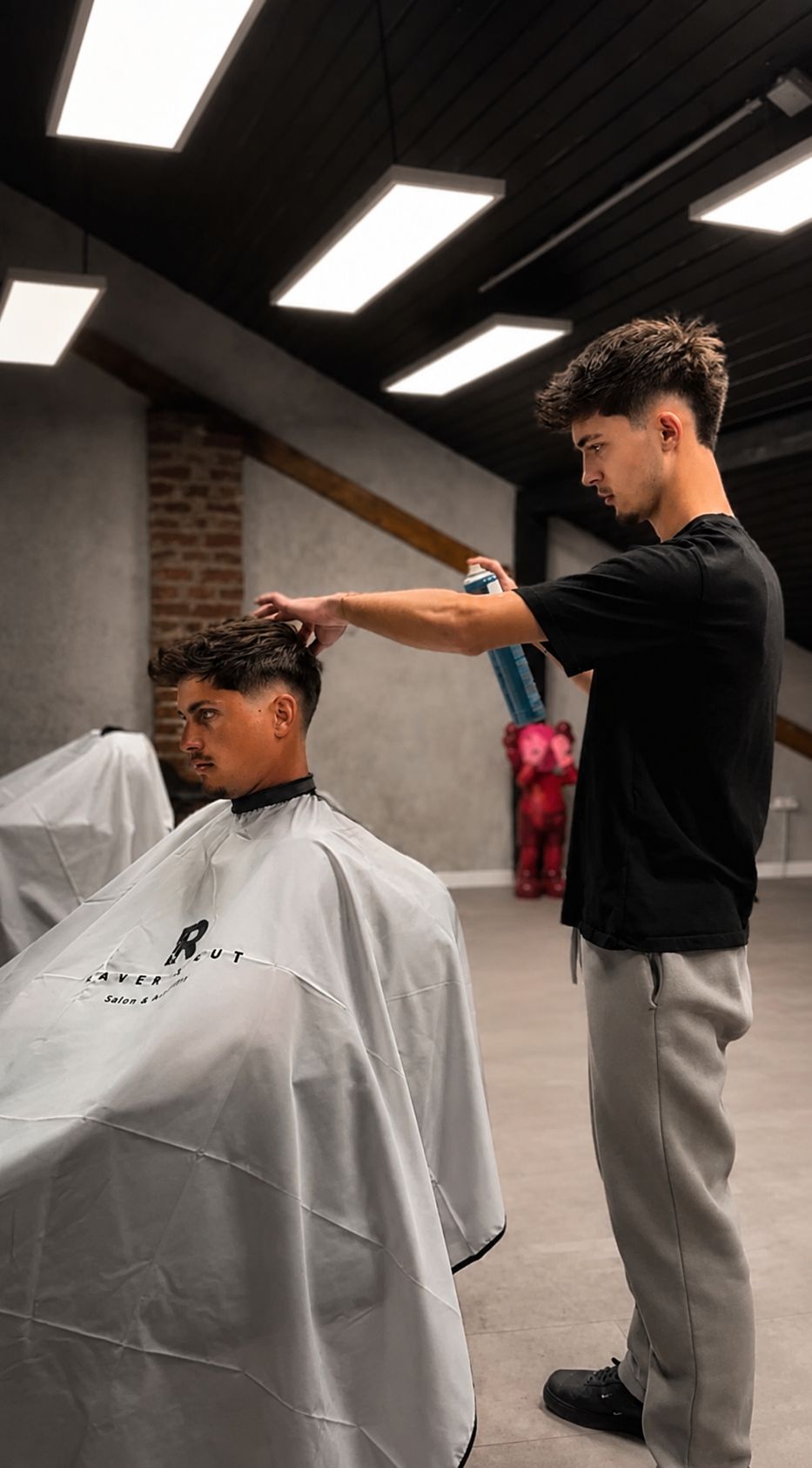 Frizerul aplică styling în salon